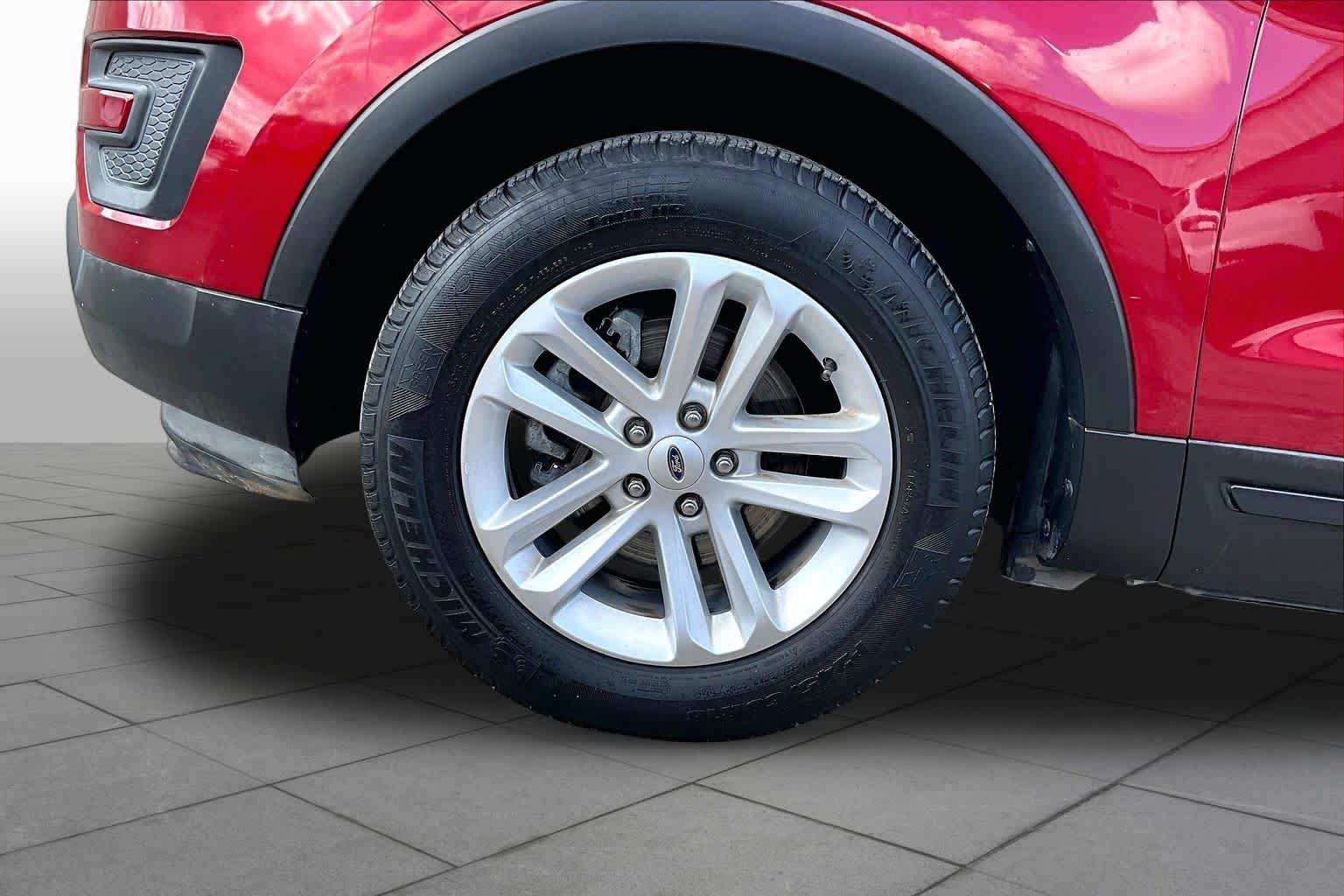 Used 2016 Ruby Red Metallic Tinted Clearcoat Ford Base image 11