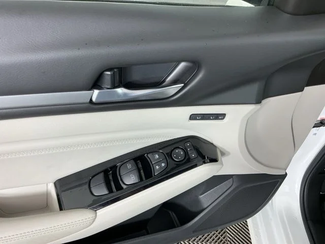 Used 2021  Nissan 2.5 Platinum image 14