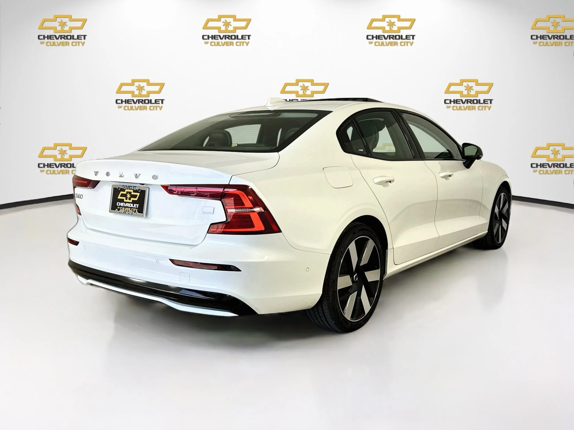 Used 2024 White Volvo Plus Dark Theme image 8
