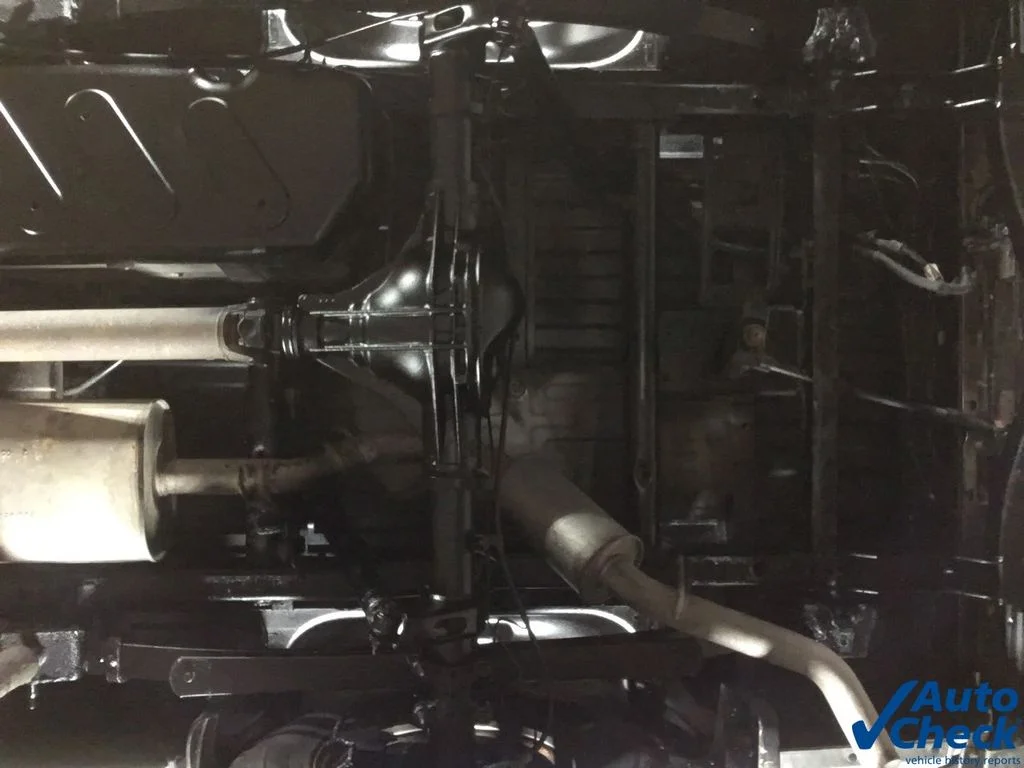 Used 2018 White GMC Base image 16