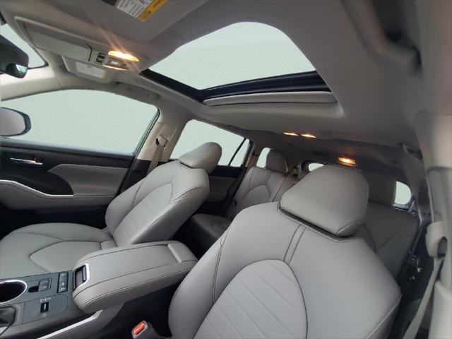 Certified Used 2020 CELESTIAL SILVER METALLIC Toyota  image 17
