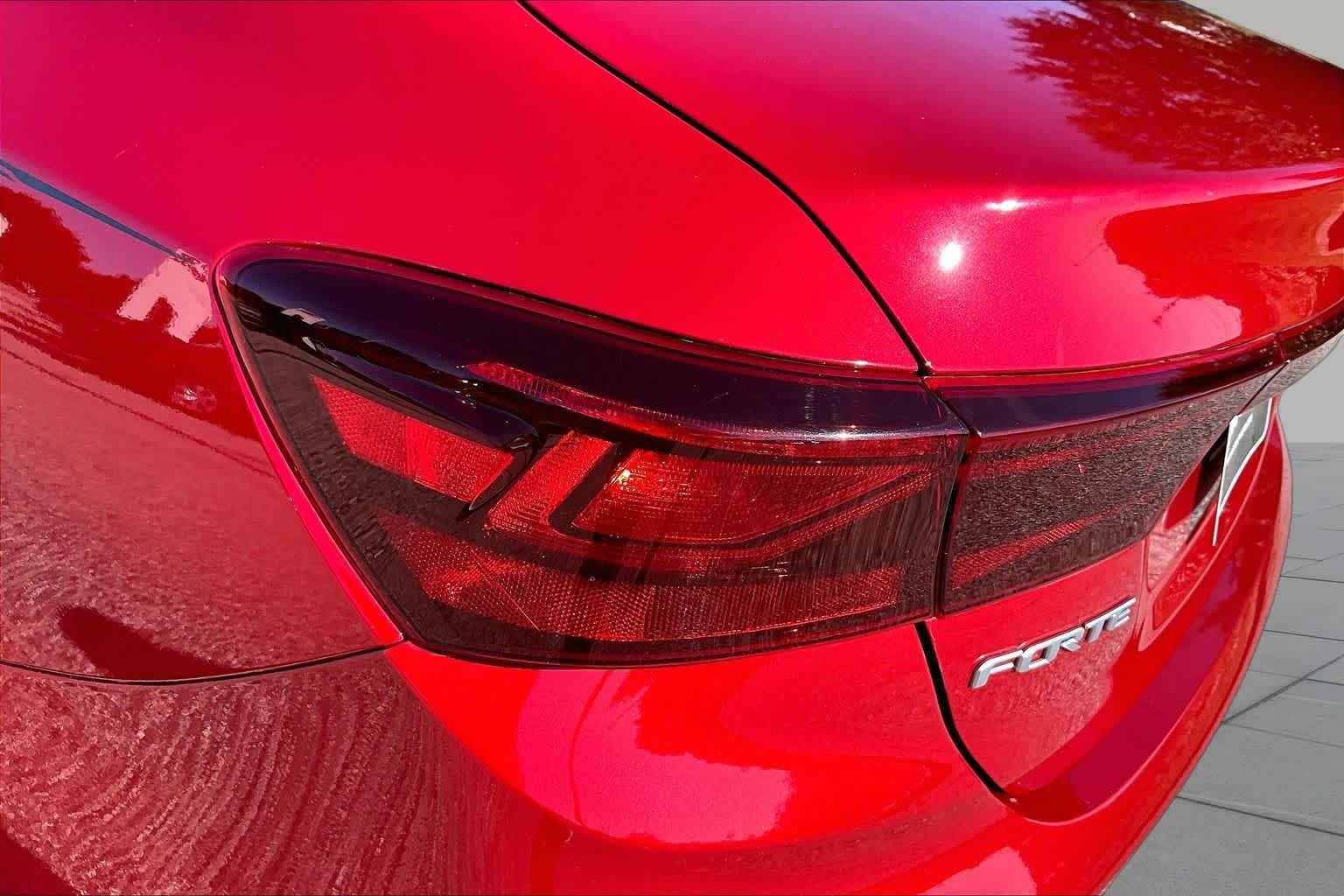 Used 2024 Currant Red Kia LXS image 28