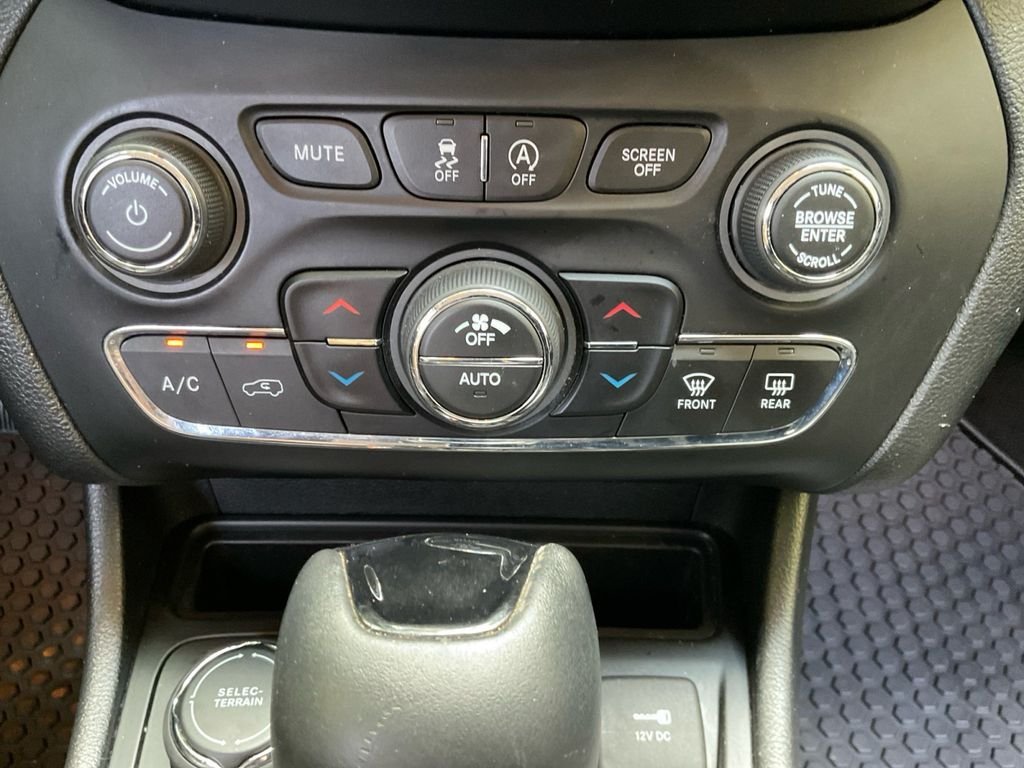 Used 2019 Black Jeep Latitude Plus image 26