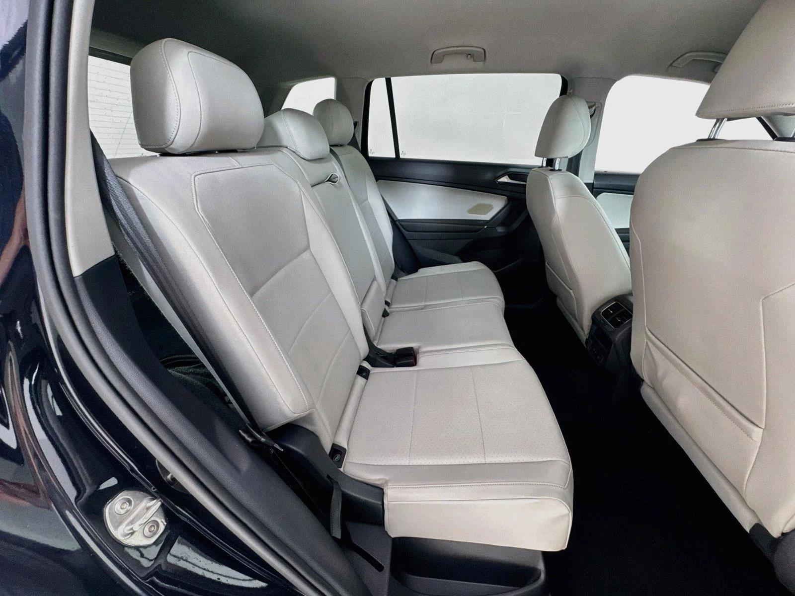 Used 2018 Deep Black Pearl Metallic Volkswagen SE image 25