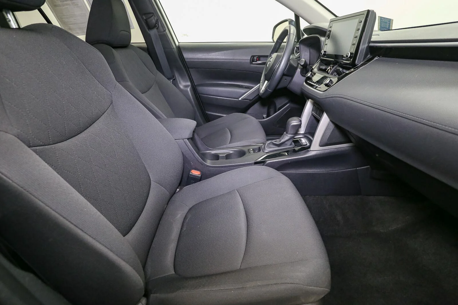Used 2022 Wind Chill Pearl Toyota LE image 19