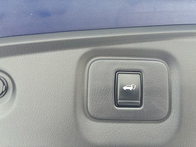 Used 2017 Caspian Blue Nissan Platinum image 5