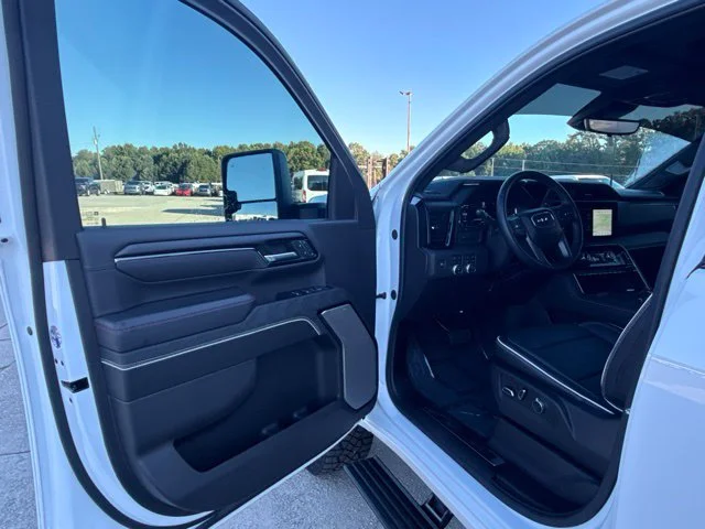 Used 2025 White GMC AT4X image 23
