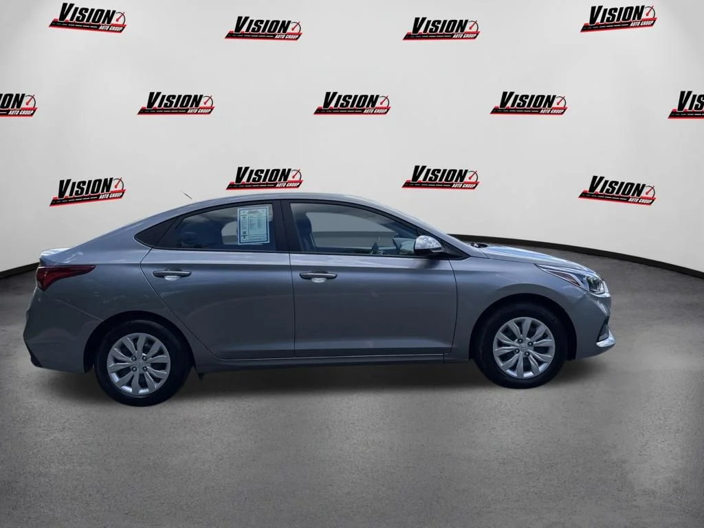 Used 2022 Gray Hyundai SE image 4
