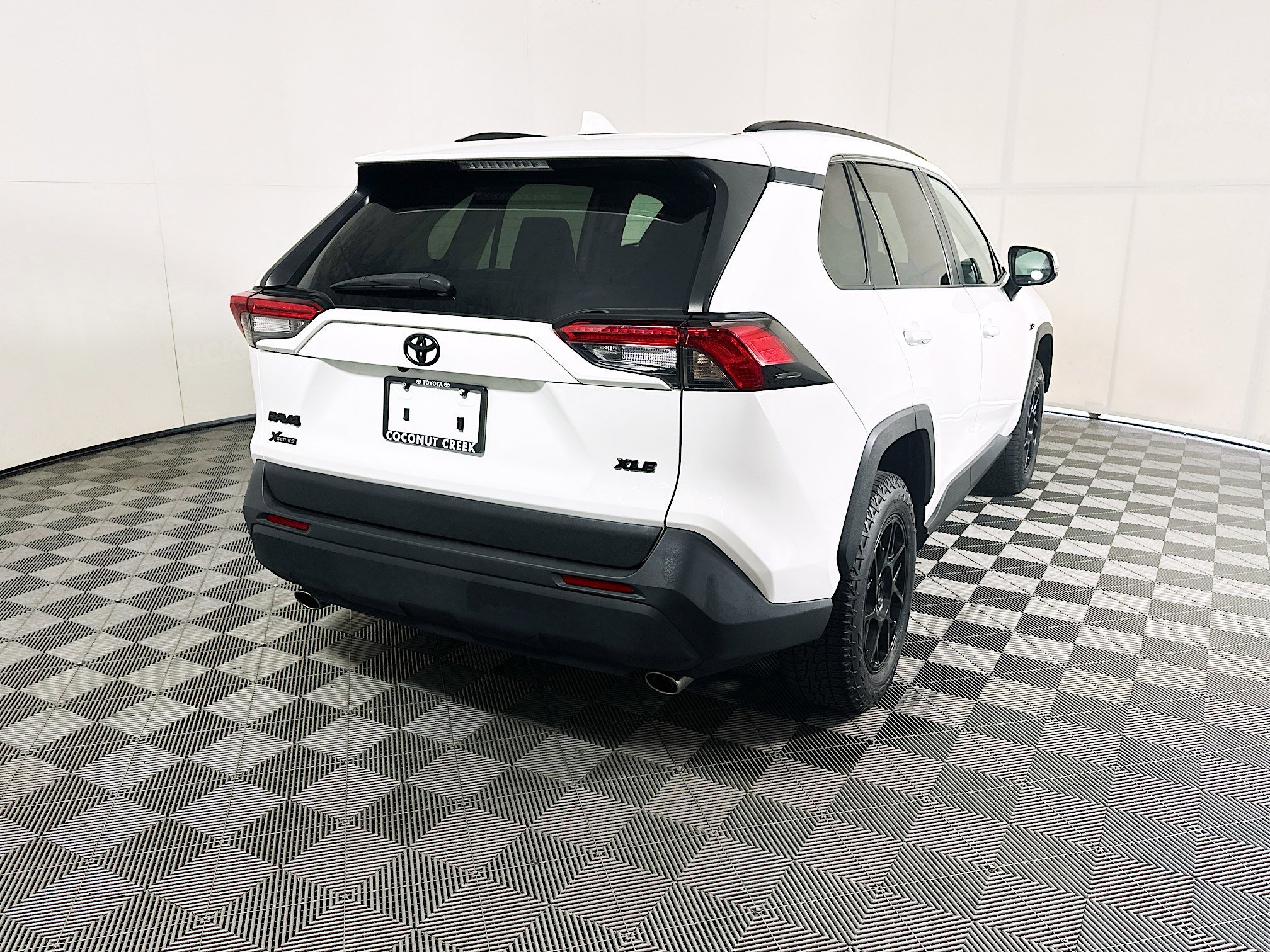 Used 2023 Ice Toyota XLE image 3