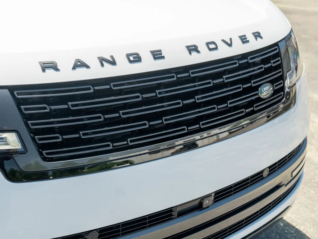 Used 2025 White Land Rover SE image 16