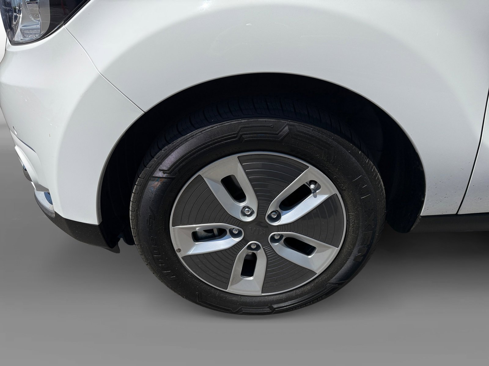 Used 2017 Clear White Kia Plus image 9