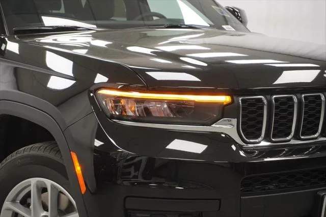 New 2026 Diamond Black Crystal Pearl-Coat Exterior Paint Jeep Laredo X image 5