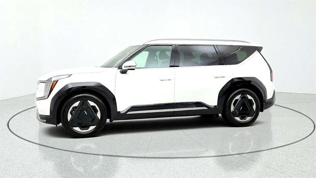 Used 2024 Snow White Pearl Kia Land AWD (Long Range) w/ Towing Package image 8