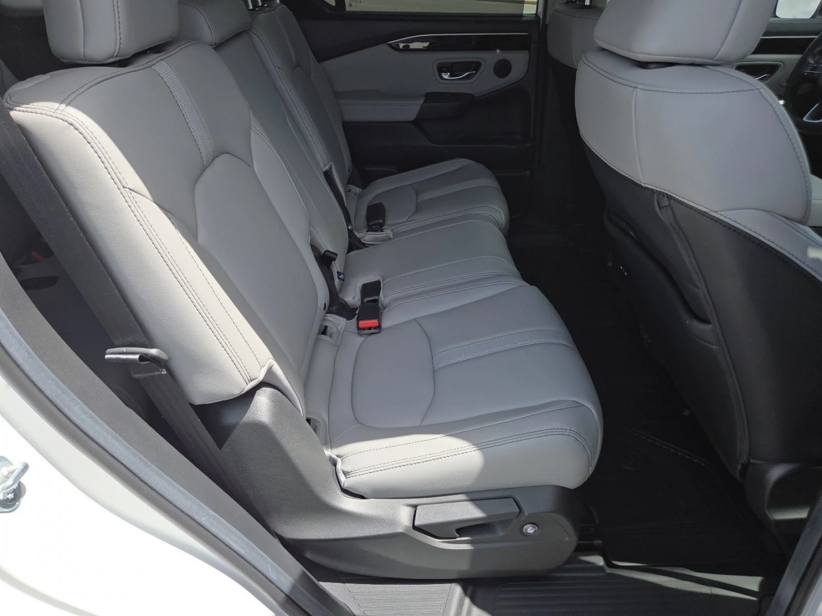 Used 2025 Platinum White Pearl Honda Touring AWD image 24