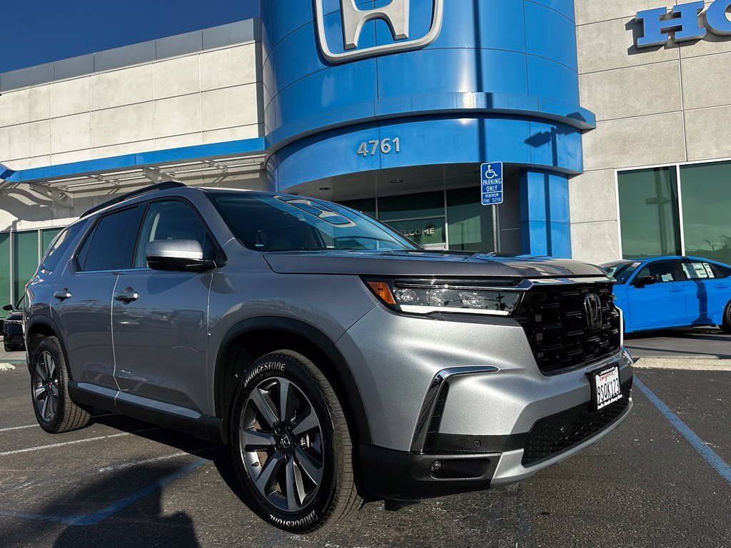 Used 2025 Lunar Silver Metallic Honda Touring image 10