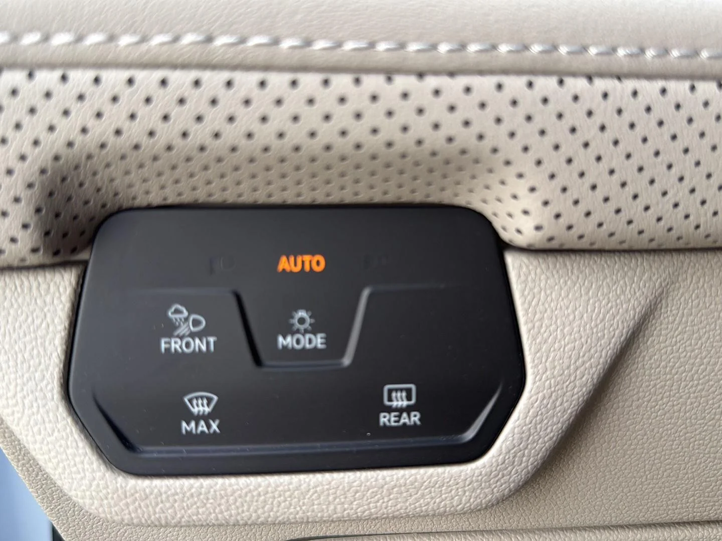Certified Used 2025  Volkswagen 2.0T SEL image 15