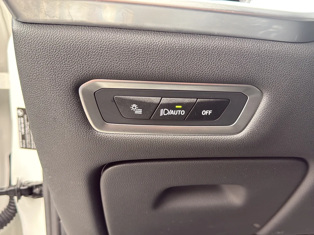 Used 2026 White BMW xDrive40i image 25