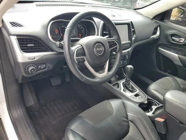 Used 2018 White Jeep Latitude Plus image 6