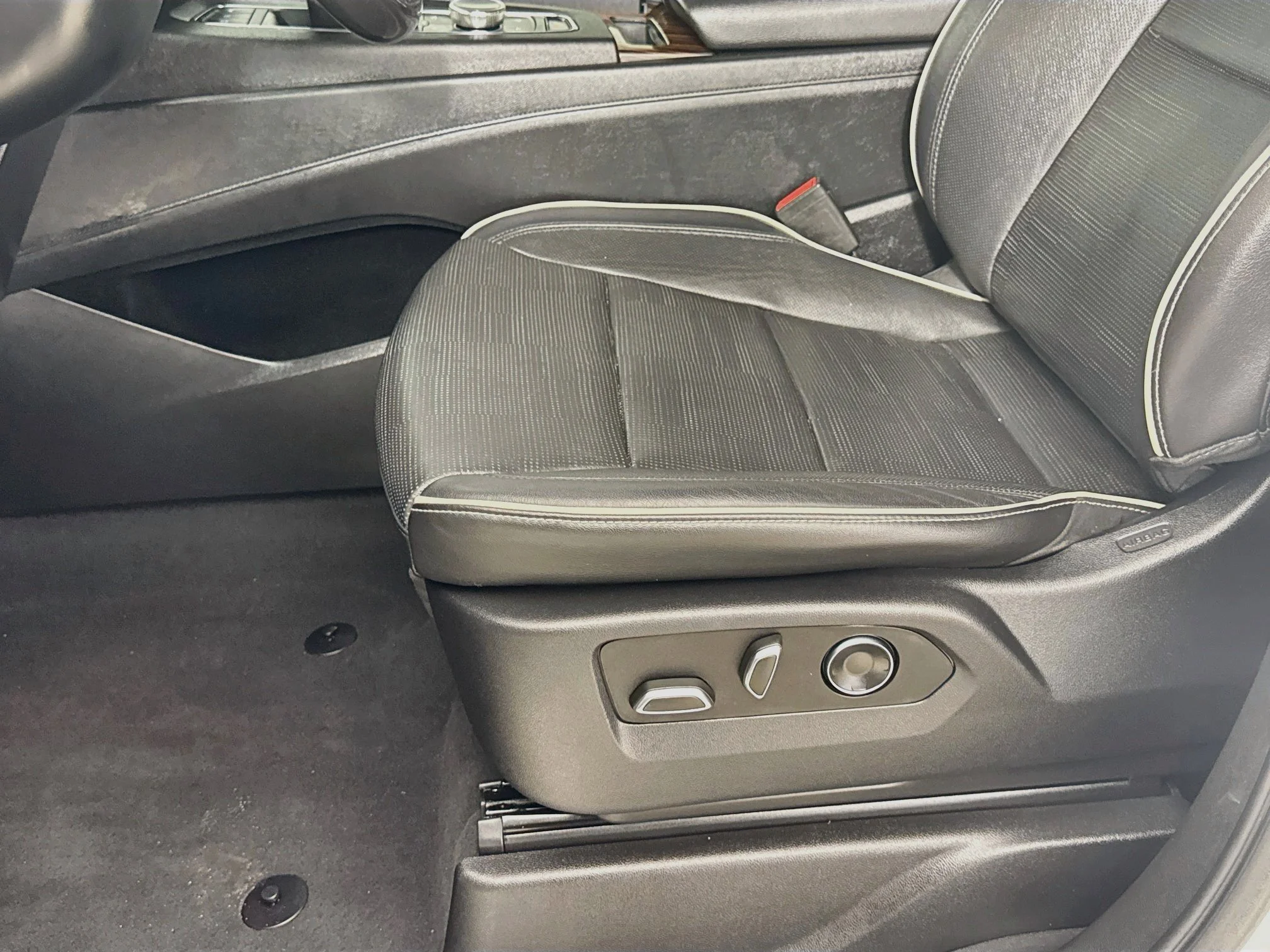 Used 2021 CRYSTAL WHITE TRICOAT Cadillac Premium Luxury image 22