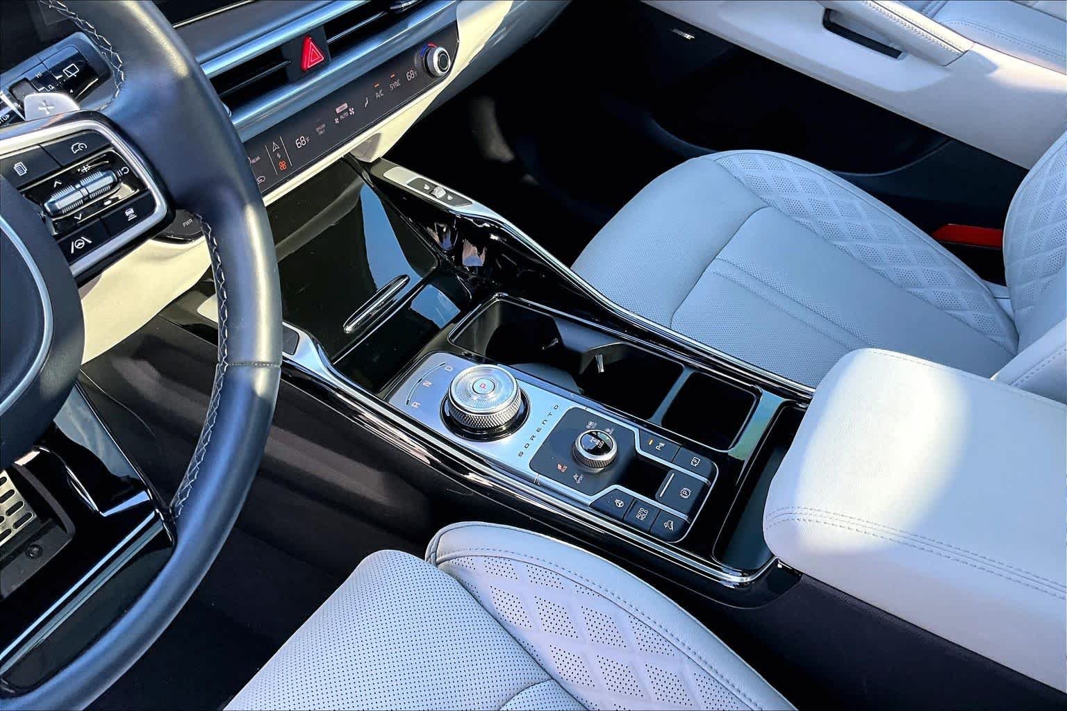 Used 2025 Cityscape Green Kia SX Prestige image 17