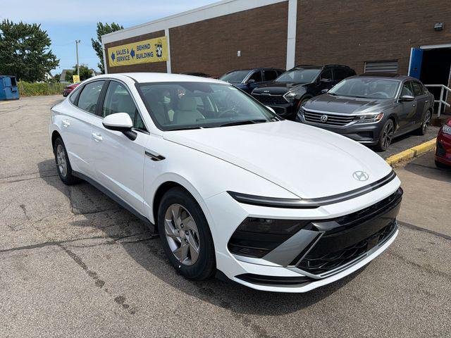 New 2026 White Hyundai SE image 11