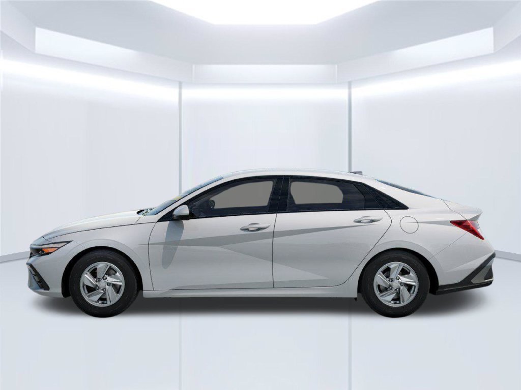 New 2026 White Hyundai SE image 3