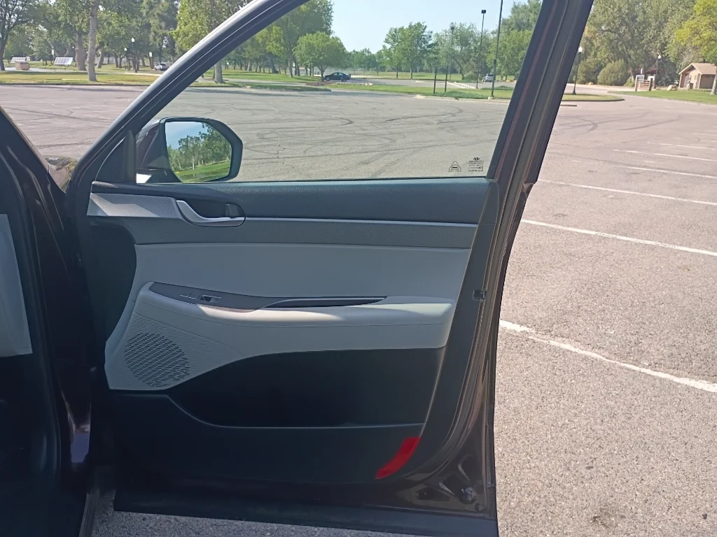 Used 2025  Hyundai SEL image 8