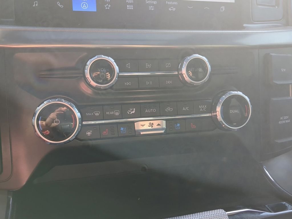 Used 2024  Ford Lariat image 27
