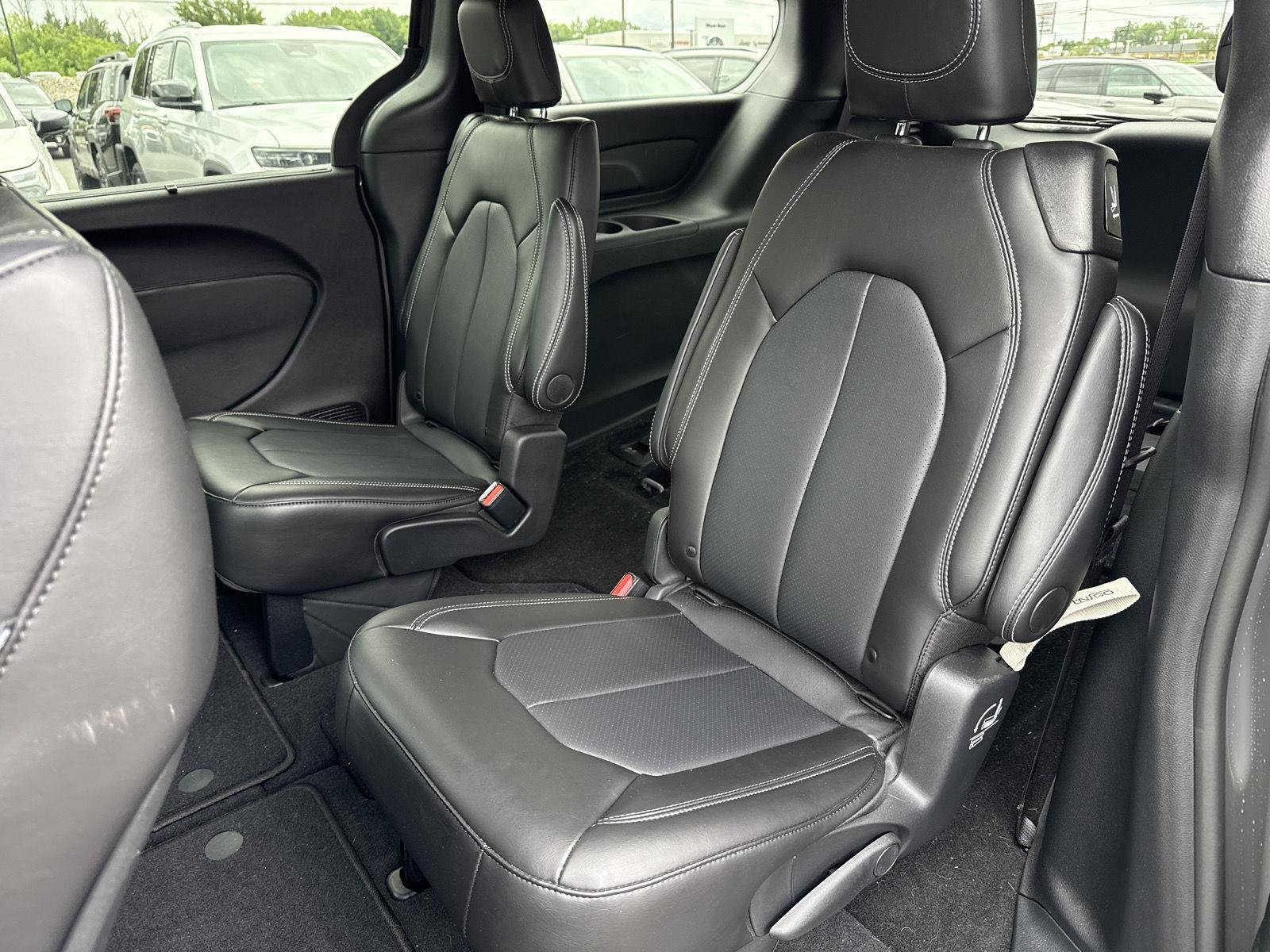 Used 2025 Ceramic Gray Clearcoat Chrysler Select image 9
