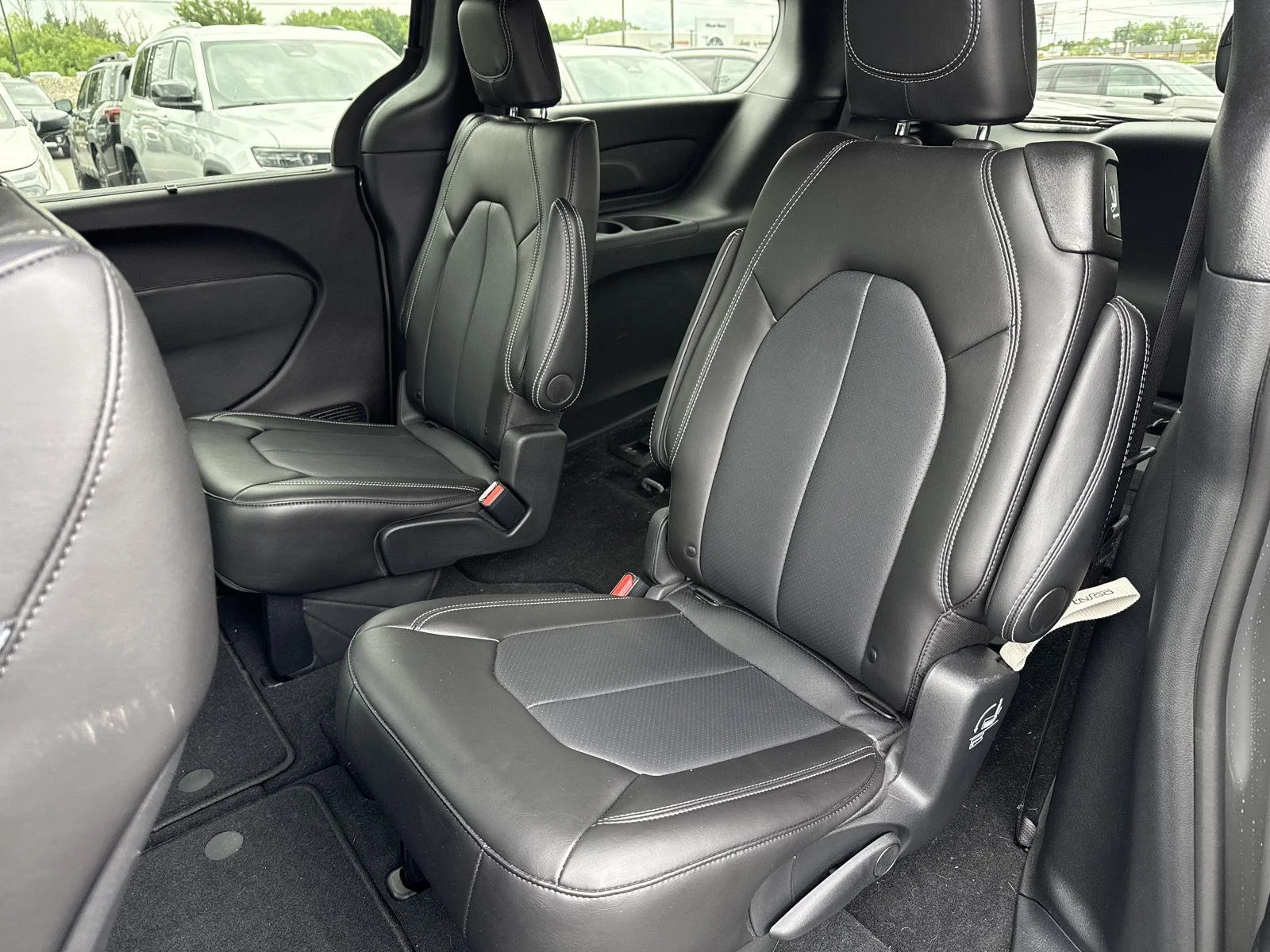 Used 2025 Ceramic Gray Clearcoat Chrysler Select image 9