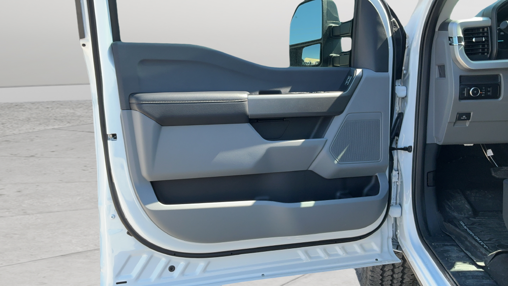 New 2026 Oxford White Ford XLT image 18