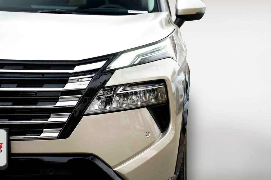 New 2026 Gold Nissan Platinum image 8