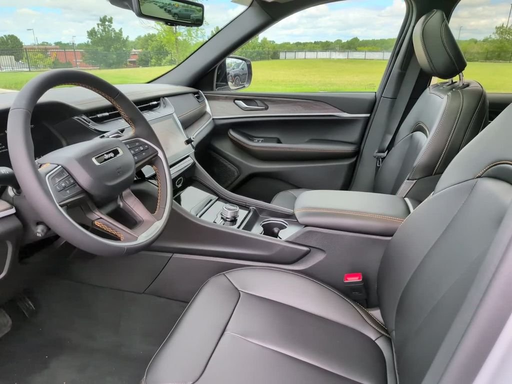 New 2026 Silver Zynith Exterior Paint Jeep  image 15