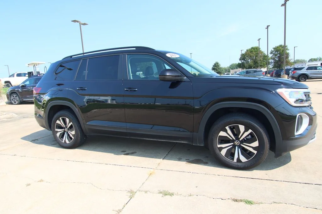 Used 2025  Volkswagen 2.0T SE image 3