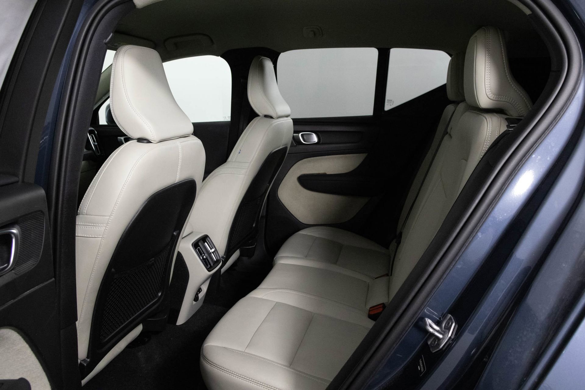 2021 VOLVO XC40 - Image 32