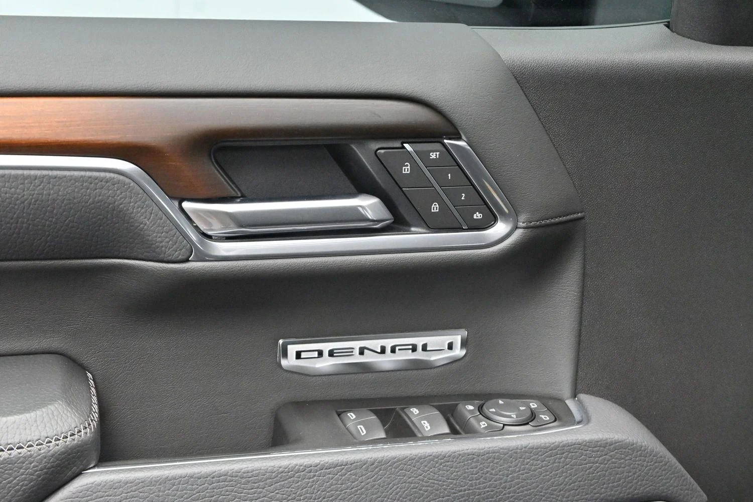 Used 2025 Onyx Black GMC Denali image 11