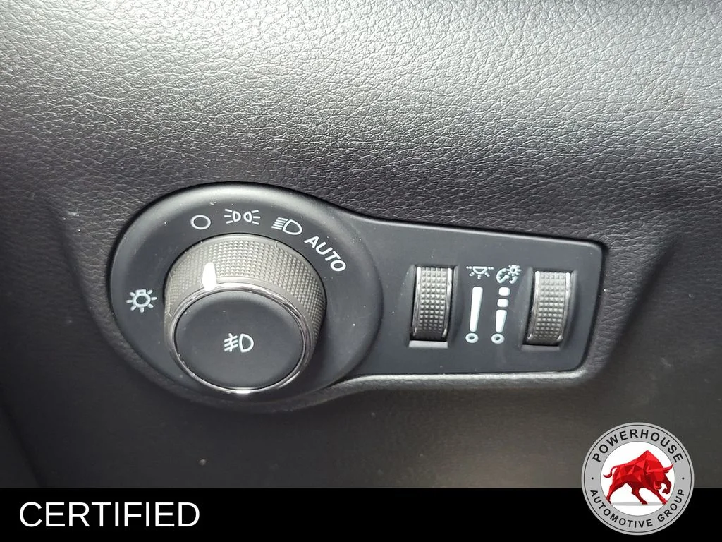 Used 2022 Red Jeep Latitude image 28