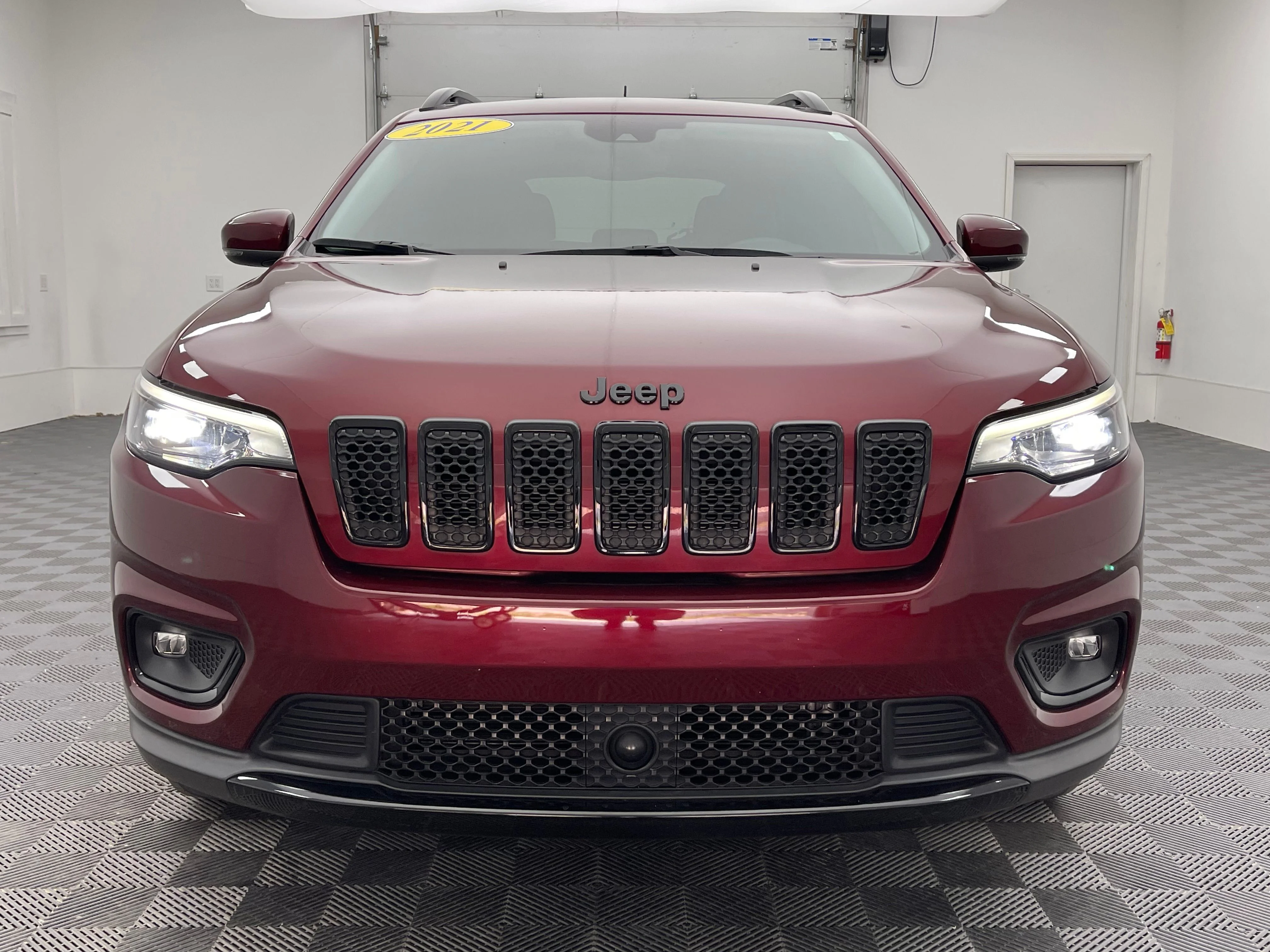 Used 2021 Velvet Red Pearlcoat Jeep Latitude Plus image 12