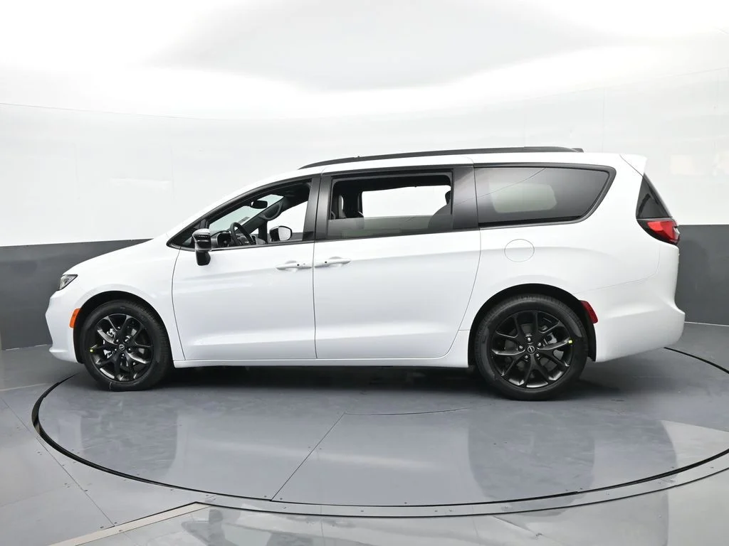 New 2026 Bright White Clear-Coat Exterior Paint Chrysler Select image 3