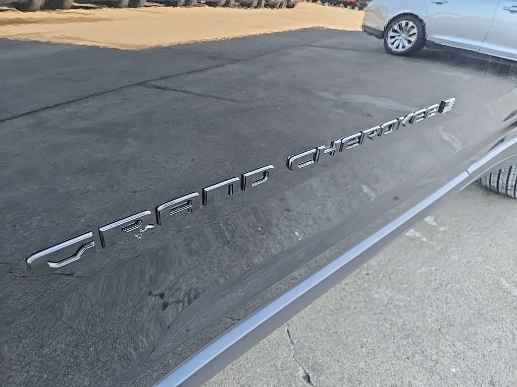 New 2026 Diamond Black Crystal Pearl-Coat Exterior Paint Jeep Altitude image 19
