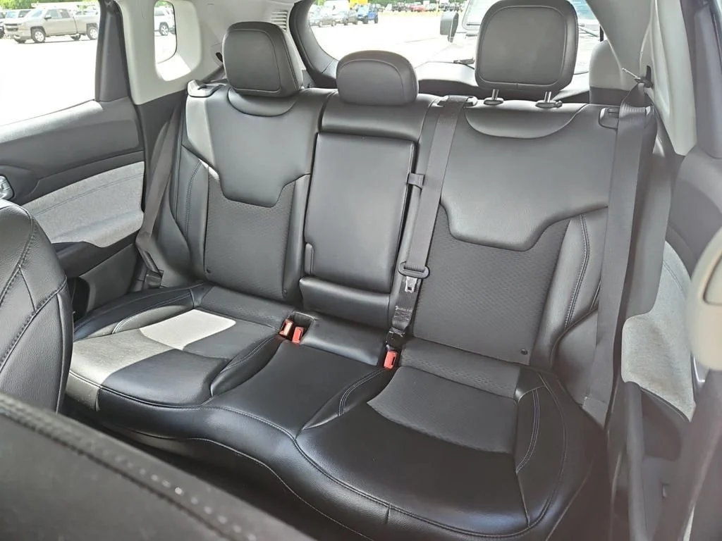 Used 2022 Gray Jeep Latitude image 3