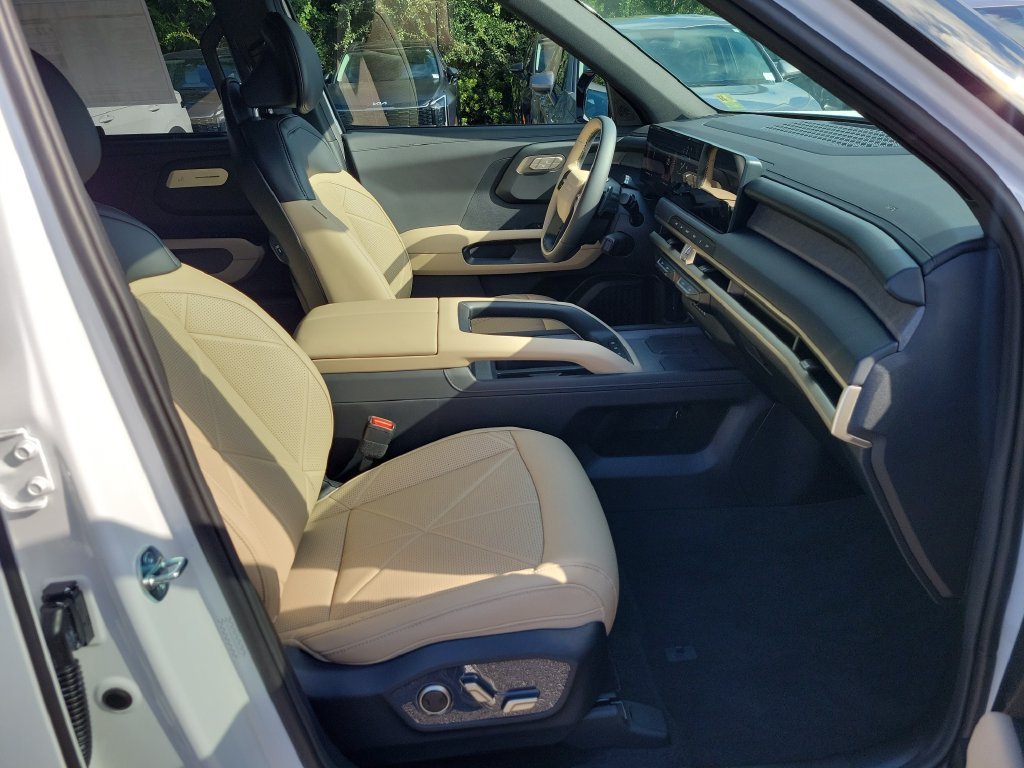 New 2027 Glacial White Pearl Kia EX image 7