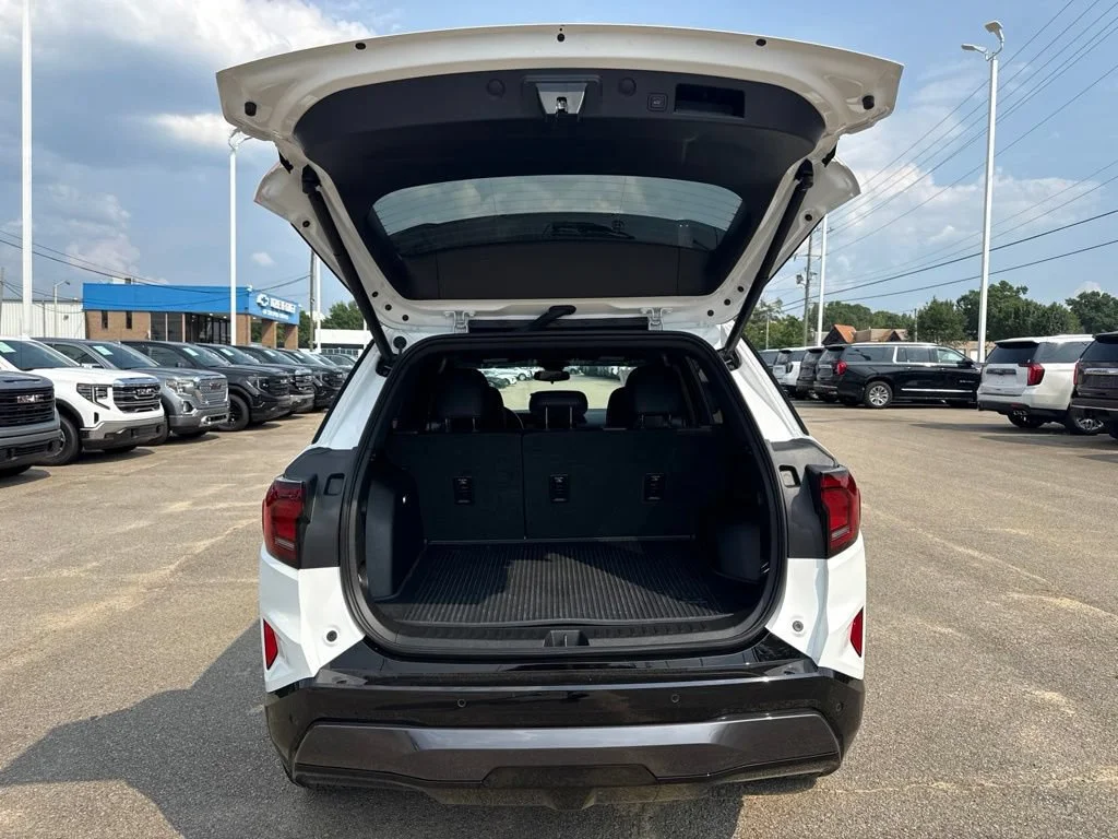 Used 2026 Summit White GMC AT4 image 32