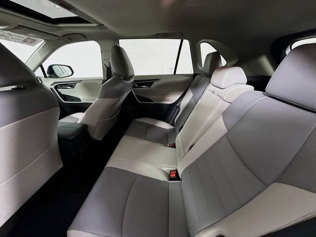 Used 2021 Silver Sky Metallic Toyota XLE Premium image 23