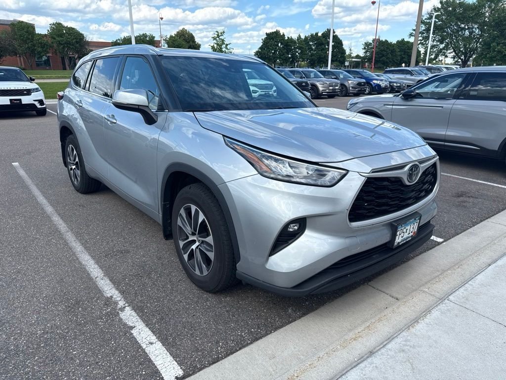 Used 2020 Silver Toyota XLE image 1