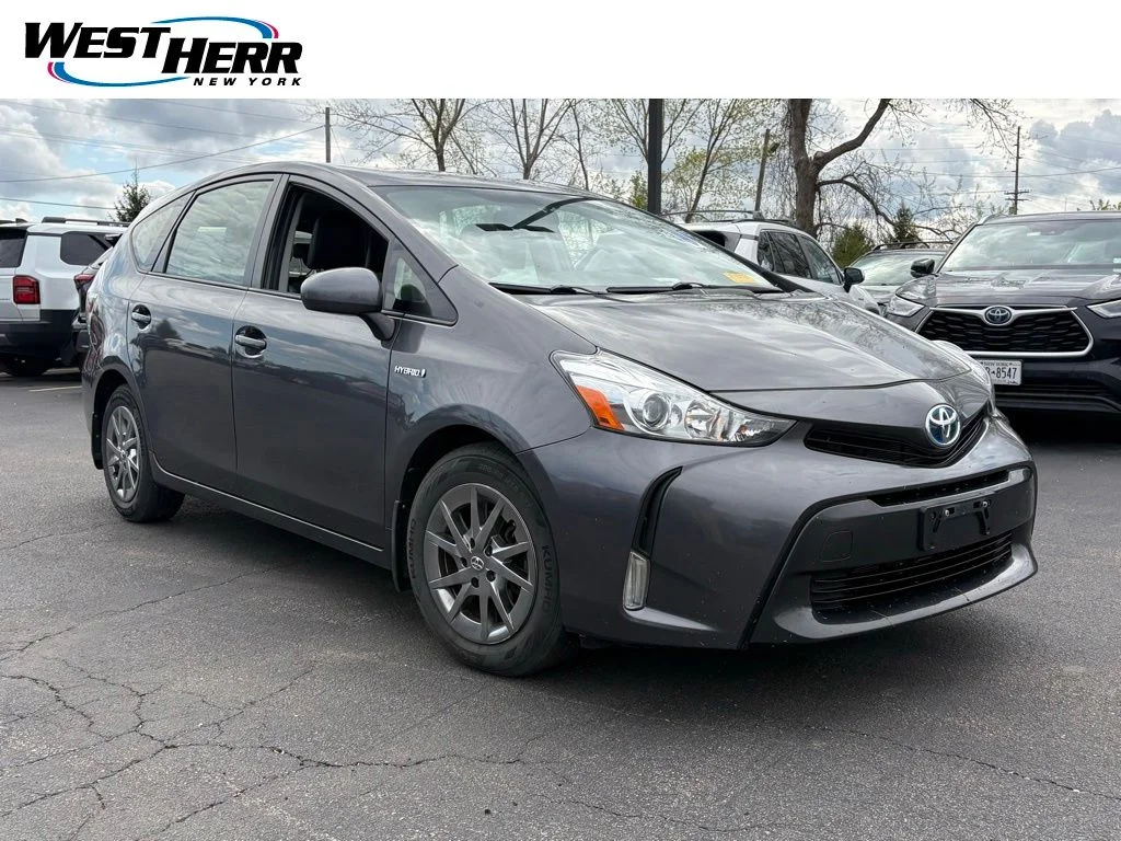 2017 Toyota Prius v Five's photo