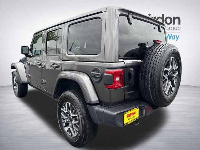 Used 2025 Granite Crystal Metallic Clearcoat Jeep Sahara image 5