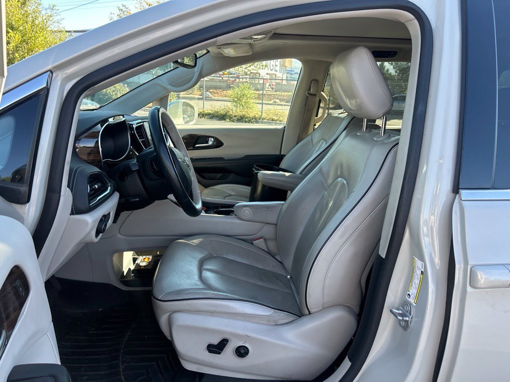 Used 2021 Luxury White Pearlcoat Chrysler Limited image 19