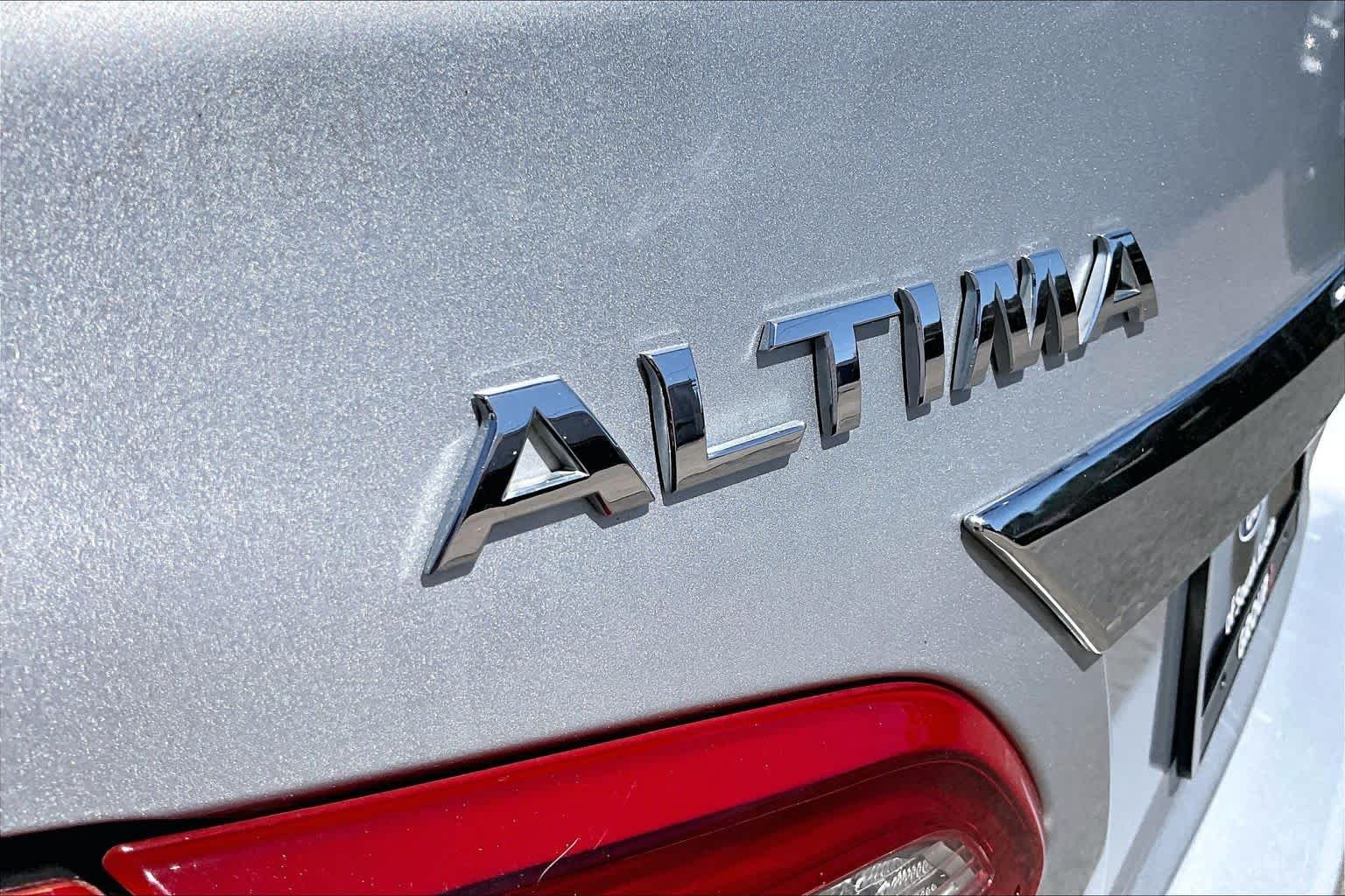 Used 2018 Brilliant Silver Nissan 2.5 S image 12