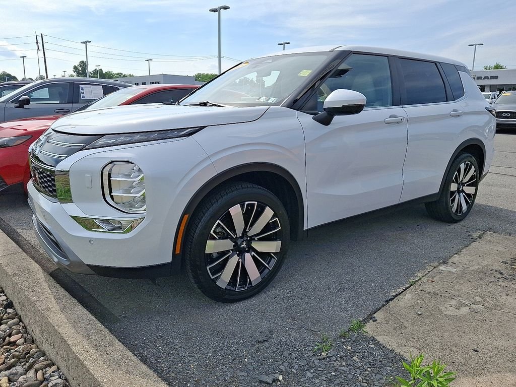 Used 2025  Mitsubishi SE image 2